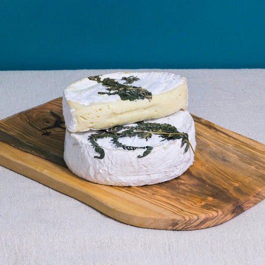 It is traditionally eaten when its heart is still fresh and therefore still exhibiting some chalky texture and a nutty flavour. Closer to the rind where the cheese begins to break down, the texture has a runny consistency with a mild mushroomy aroma.