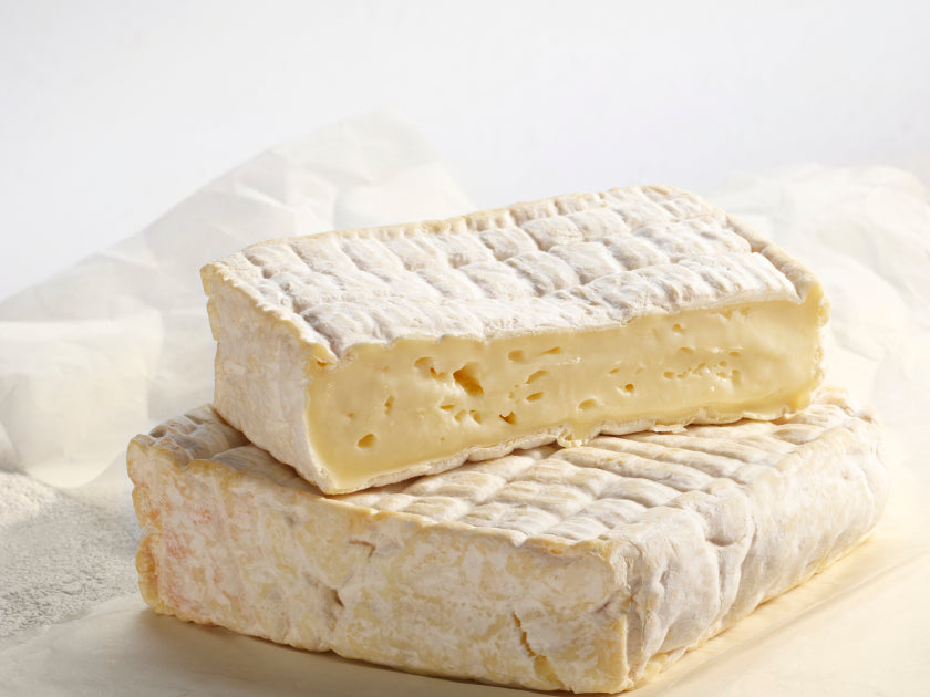 The interior of the cheese is creamy yellow with a smooth texture. The slightly crusty rind is orange and grey in colour and gradually reddens and becomes sticky over time.  A young Pont l’Evêque has a characteristic smoky flavour developing more toward hazelnuts with age.