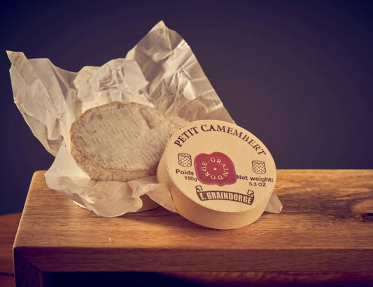 The rind has mild mushroom aromas that are well balanced with the saltiness and supple creamy texture of the interior. The flavour profile has typical cauliflower notes, which intensify as the cheese ripens.
