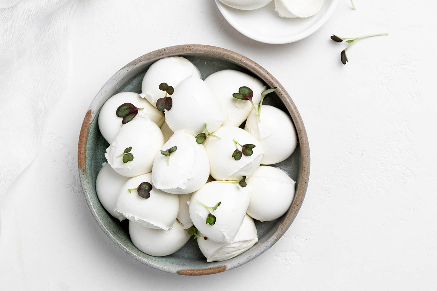 This fresh cow's milk cheese has a mild, milky flavour and a supple texture.