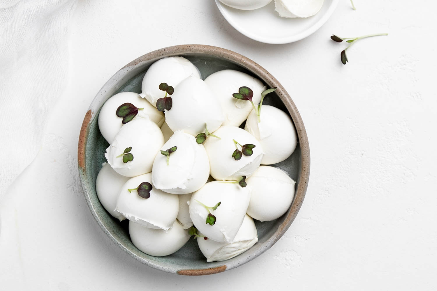 This fresh cow's milk cheese has a mild, milky flavour and a supple texture.