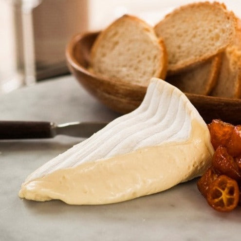 When young, Crémeux d'Argental is fresh and firm with a velvety white mould rind. As it ripens, it exhibits an oozing creamy texture with delicate mushroom aromas, becoming silky and spreadable with a hint of nutty sweetness.