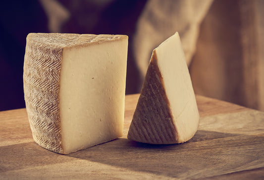 This cheese has a nearly bone white interior and closed texture with small cavities. While it is made with goat milk, it does not have the tangy flavour characteristics associated with young goat cheese. The flavour profile is more complex, with aromas of late hay and a background that is slightly salty and spicy, to a buttery and nutty finish.