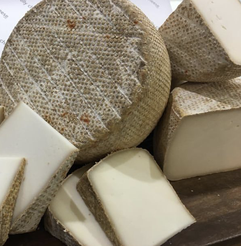Chèvre d'Aquitaine. The ivory interior exhibits a smooth and supple, silky smooth texture and has a mild, pleasant aroma. With further maturation, the interior develops more caramel notes with a hint of herbs.