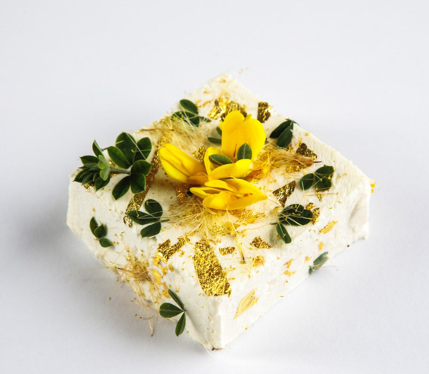 gorgeous cheese is made using beautiful fresh chèvre, which is coated in a selection of edible native flowers and gold leaf. Included is a vial of native Australian honey, which when served together, pairs harmoniously with the lemony flavours of the goat cheese.