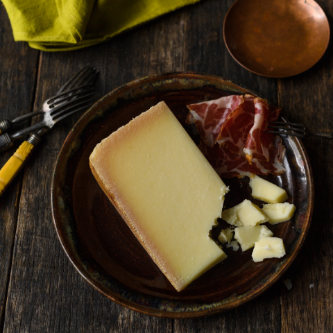 Il Calcagno is made on a small farm on the island of Sardinia from 100% ewe's milk. The Madaio family then matures the cheese in its natural cave at Castelcivita for up to 2 years.