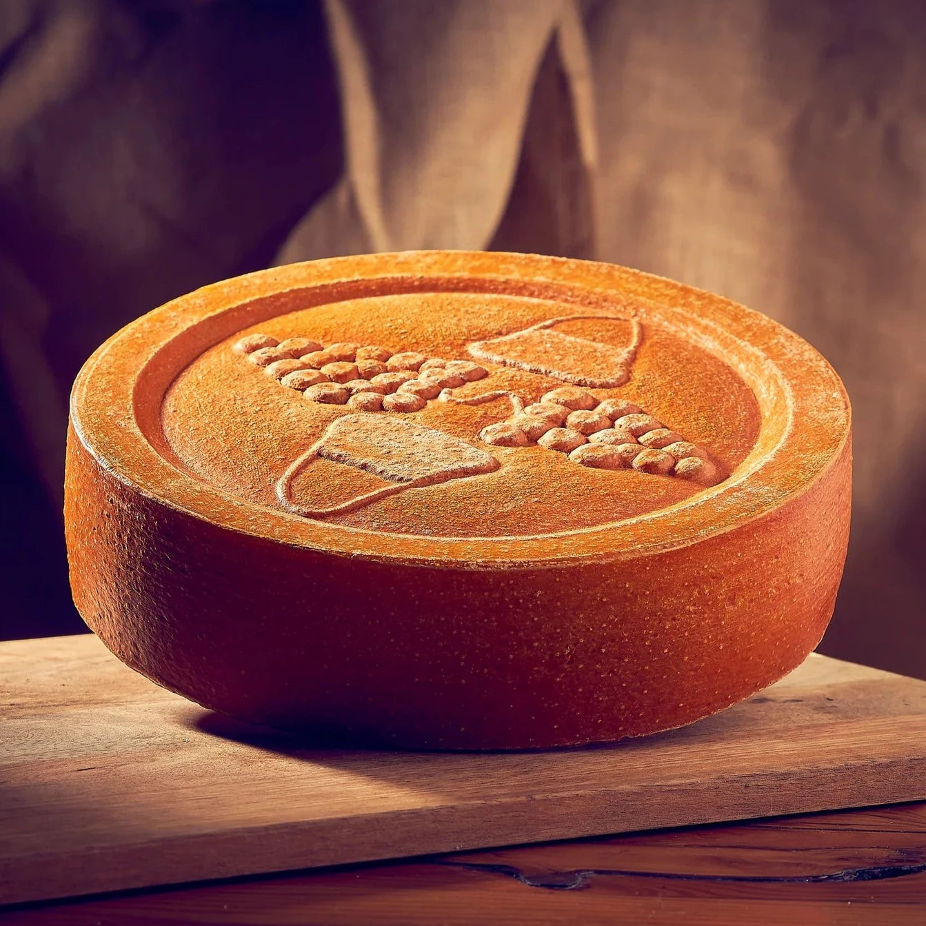 The rind is a beautiful and eye-catching burnt orange, encasing an ivory to yellow interior. It has a smooth, delicate texture. Its aromatic bouquet has a gentle yeasty pungency complemented by the rich, savoury palate with notes of spice and toffee.